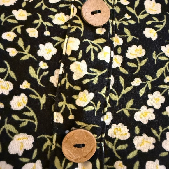 Derek Heart Black and Cream Floral Top - Picture 2 of 7